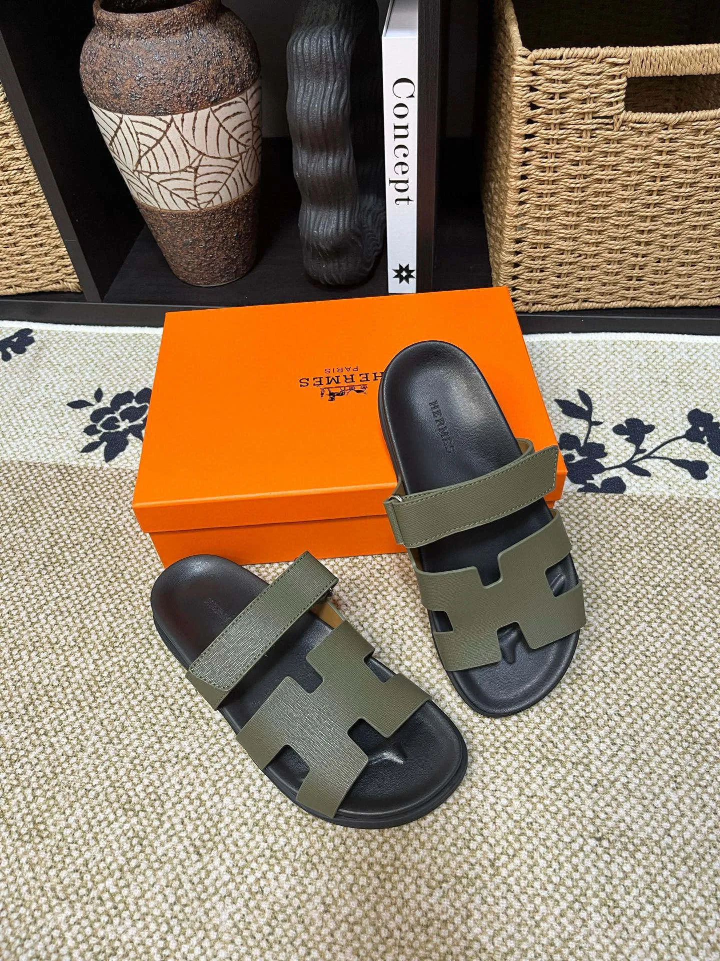 P300 Long-term stock Hermes men’s Kazimir slippers for couples - top quality woven calfskin functional sandals with intertwined uppers inspired by the “H” iconic pattern to create a casual look, perfect for summer. Imported cowhide + cowhide lining + TUP outsole Size: 35-46